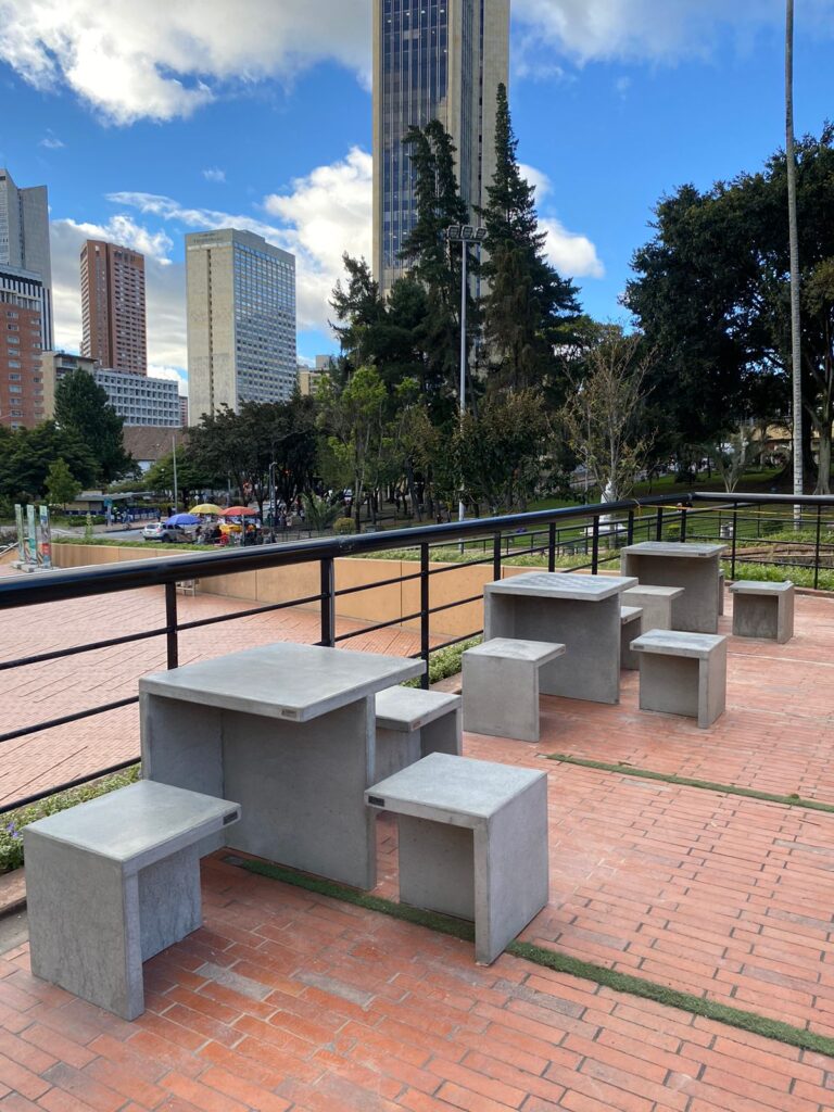 Mesa en concreto, mobiliario urbano